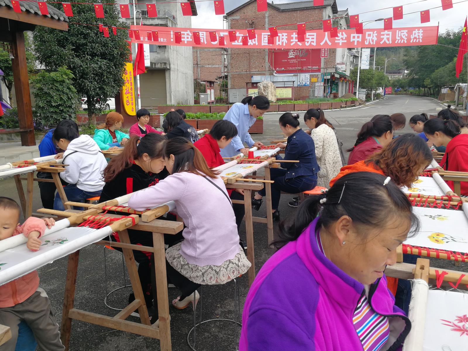 3--全国终身学习品牌项目:诗意蜀绣进小区.jpg