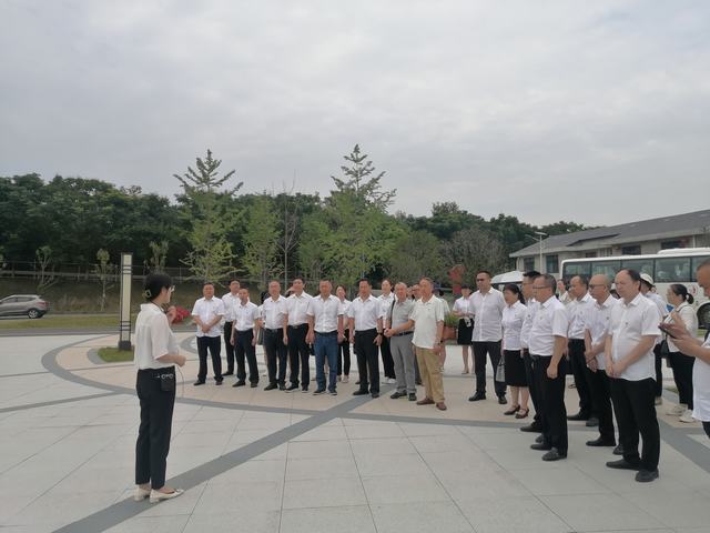 聆听讲解.jpg