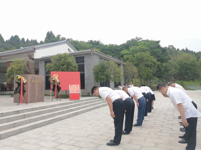 向谭德政鞠躬致敬.jpg
