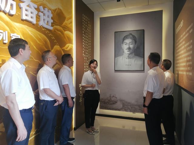 参观陈列馆.jpg