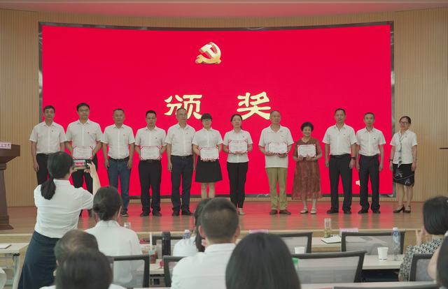 校优秀共产党员.jpg