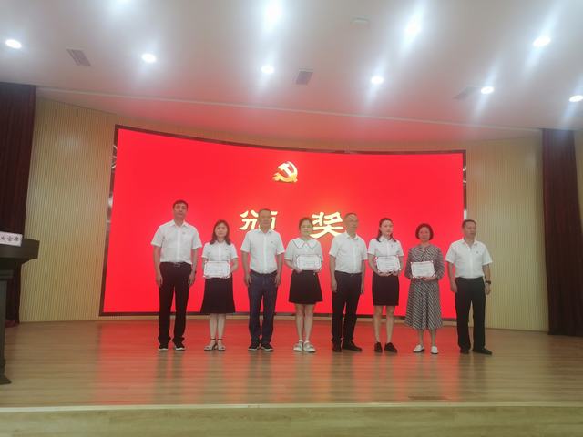校优秀党务工作者.jpg
