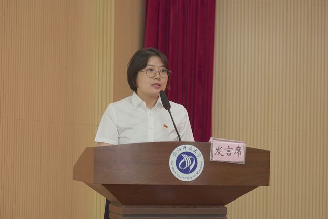 获得市委教育工委、市教育和体育局党组表彰的优秀党务工作者赵悦静作发言.jpg
