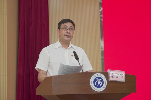 学校党委书记敬良斌讲党课.jpg