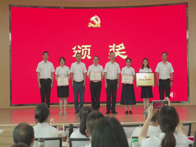 市委教育工委、市教育和体育局党组优秀共产党员、优秀党务工作者、先进基层党组织.jpg