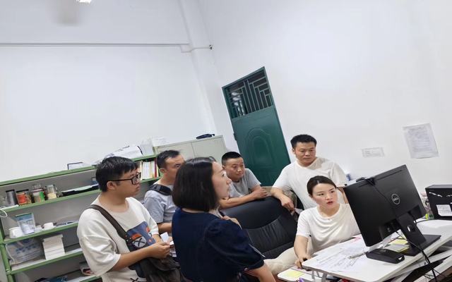 图2：指导教师与学生面对面交流.jpg