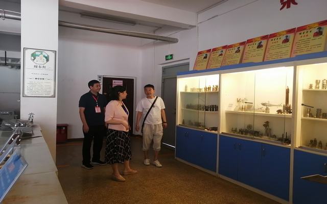 1688953534362006690.jpg 参观实训室2.jpg