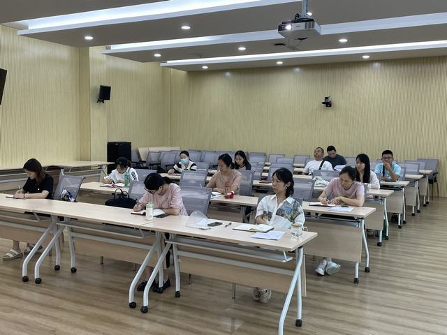 1689346090675073872.jpg 图片2:会议现场.jpg