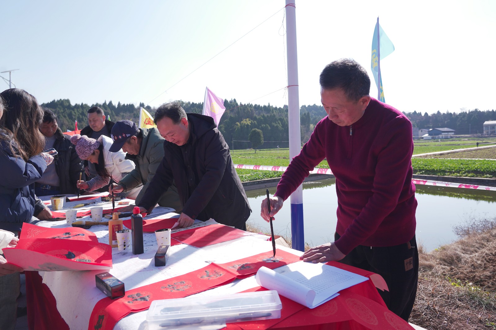 1735632286144053722.jpg 6--书法班摆摊写字.jpg