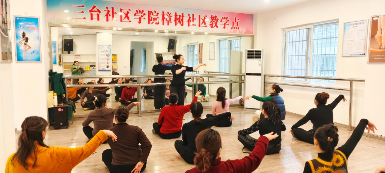 三台社区学院樟树社区教学点民族（古典）舞初级班.png