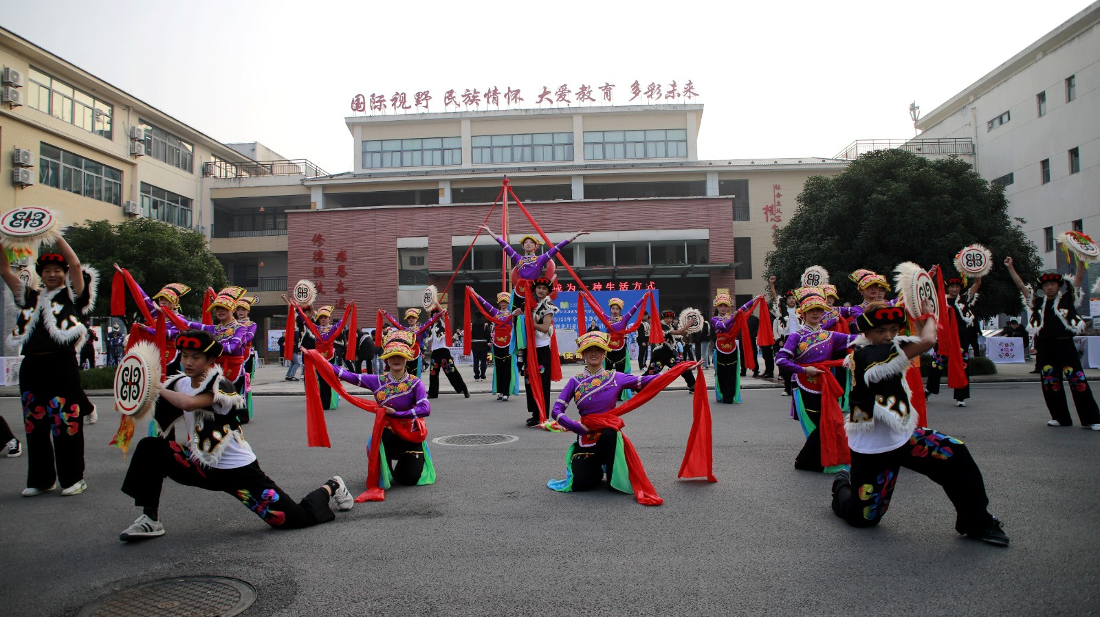 1764419823449097076.jpg 1--北川羌族自治县七一职业中学学生民族舞蹈表演.jpg