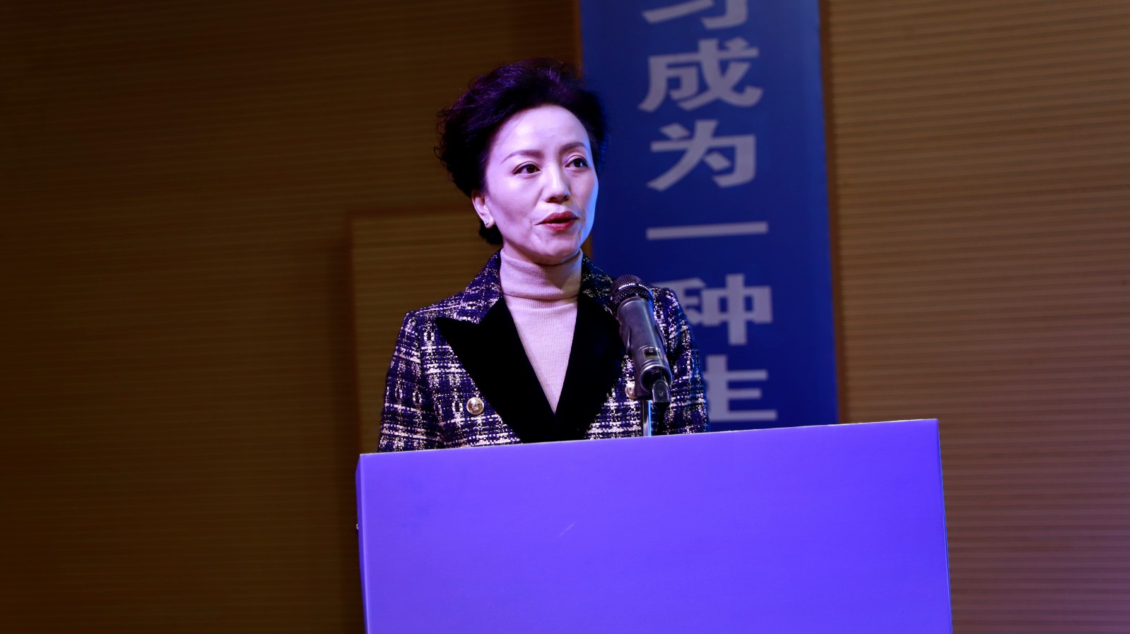 1764419951682021761.jpg 6--绵阳市教育和体育局副局长陈琴发表讲话并宣布活动周正式开幕.jpg