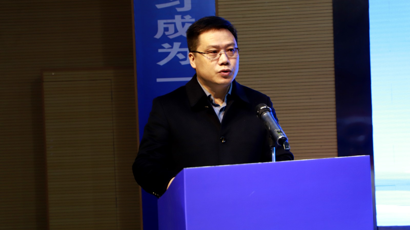 1764419978295085886.jpg 4--绵阳开放大学党委副书记、校长王仕军宣读2025年全市终身教育推介结果文件.jpg