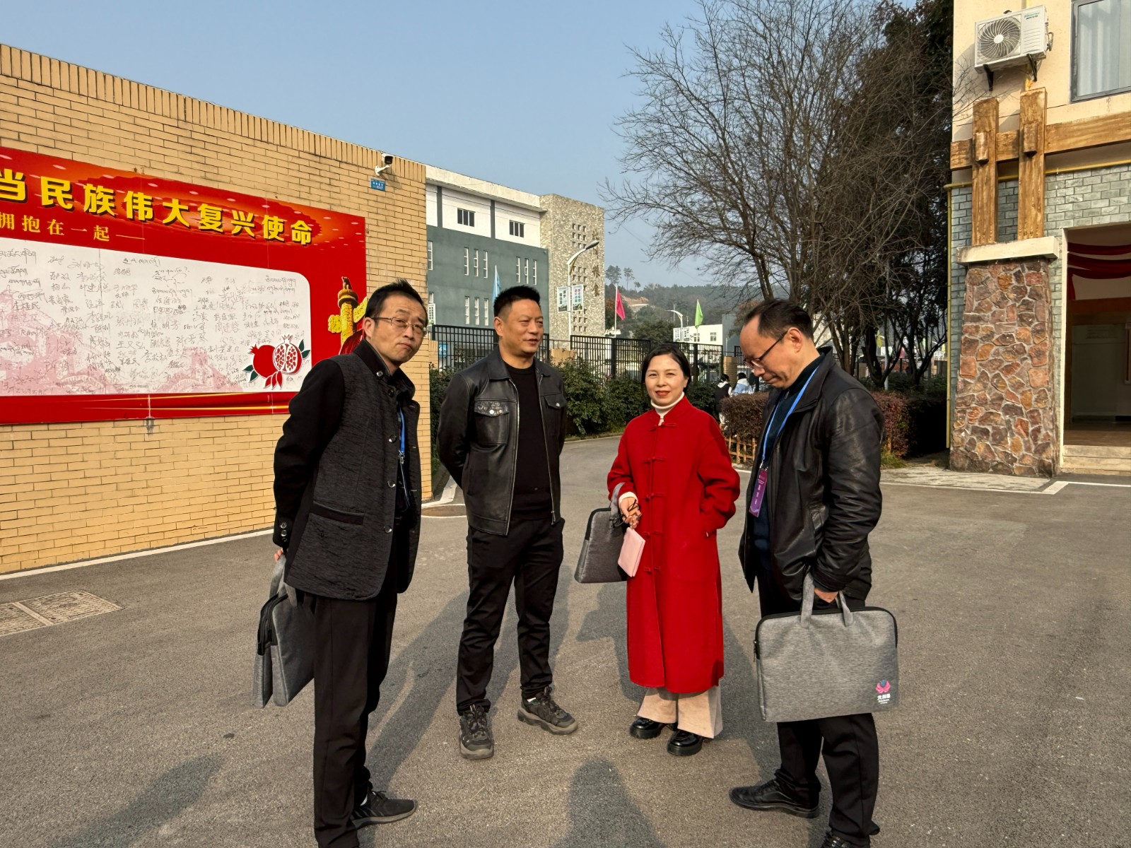 1764420157914028213.jpg 9--参会领导交流照.jpg